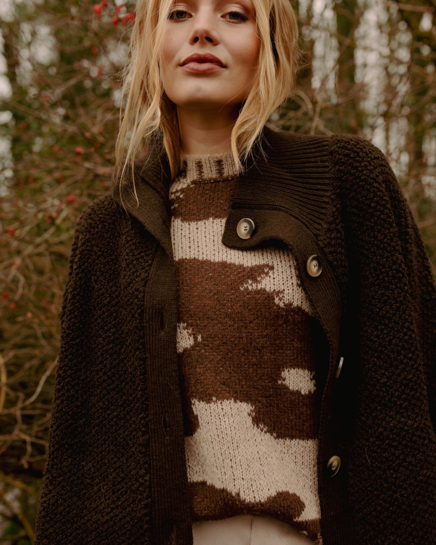 More Than That Cape Gabrielle Bruin | Gebreide Cape met Knopen