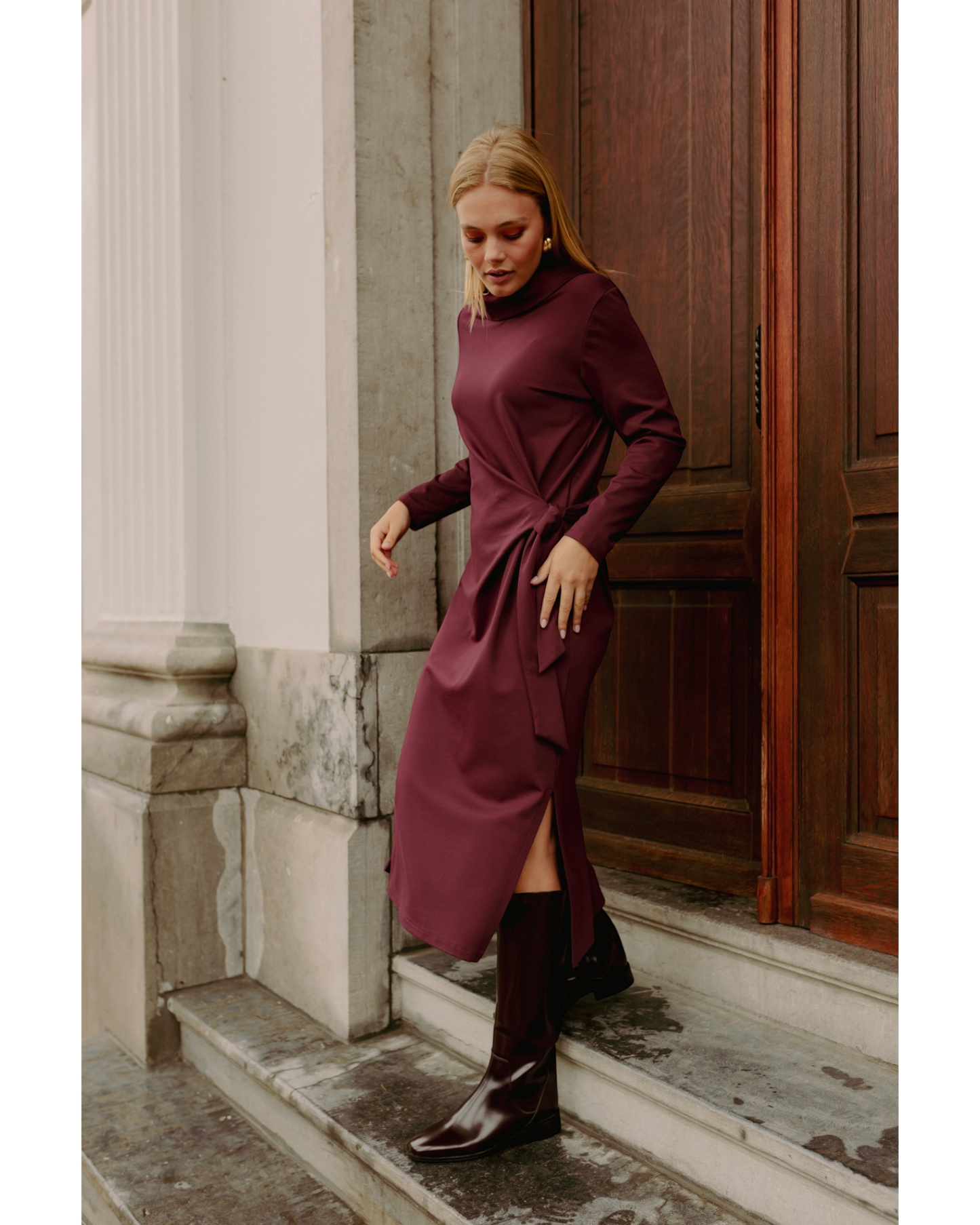 More Than That Jurk Bima Bordeaux | Elegante Midi Jurk met Strikceintuur