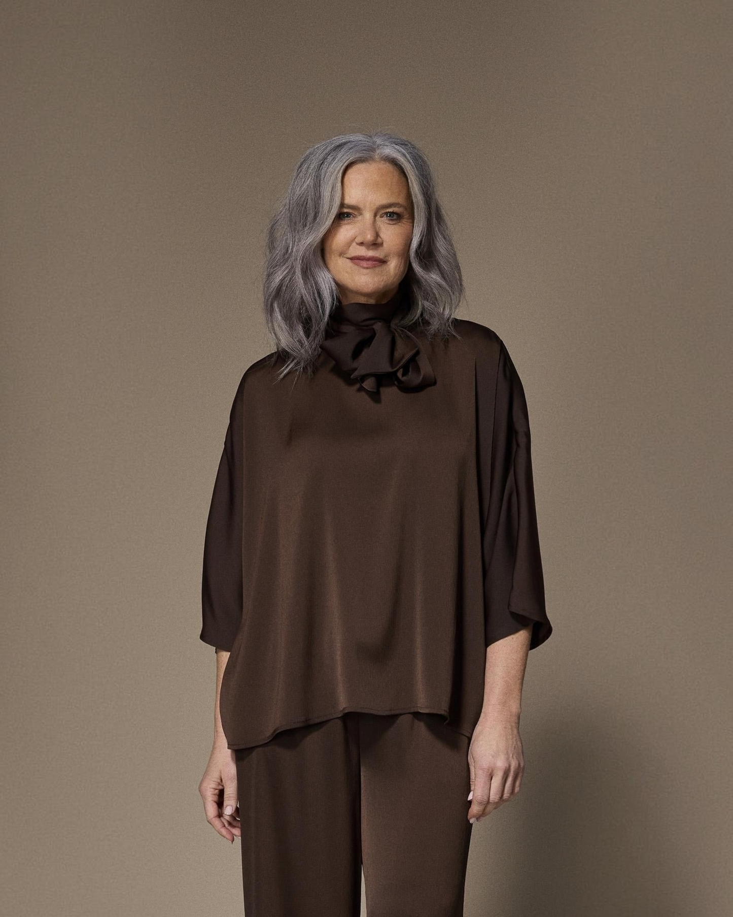 Gala Satijnen Blouse Bruin met Strik – Lalotti