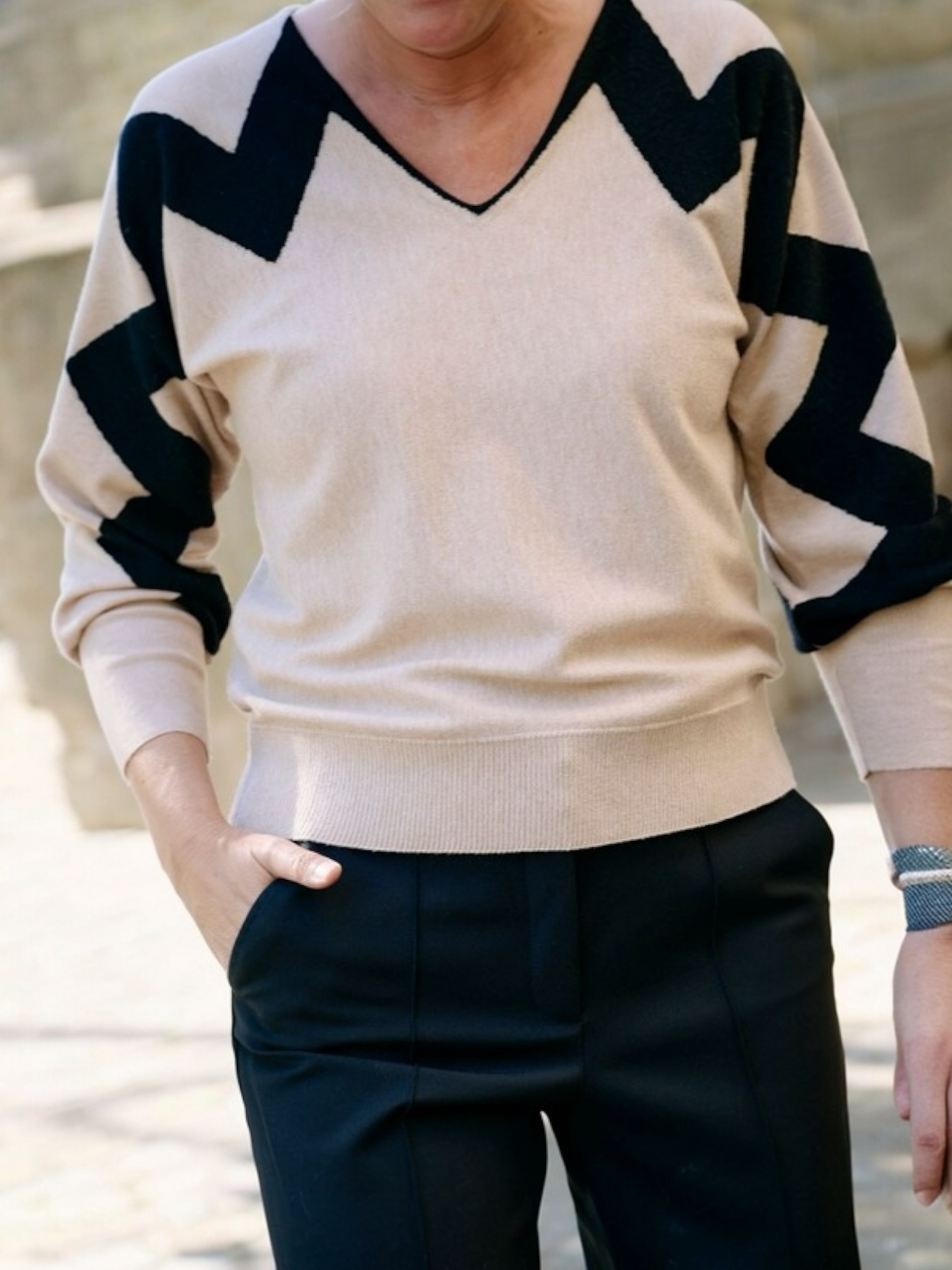 Leo&ugo - beige pull v-hals met contrast in de mouwen (AW175)