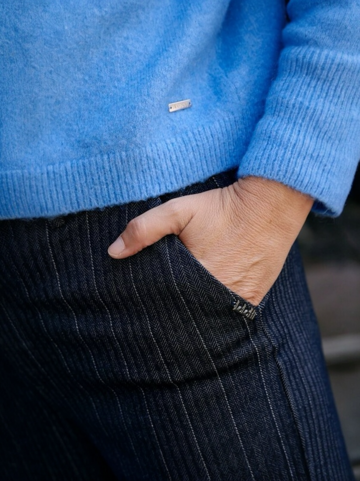 Lalotti- Blauwe stretch broek met fijne krijtstreep ODELIA MILANO