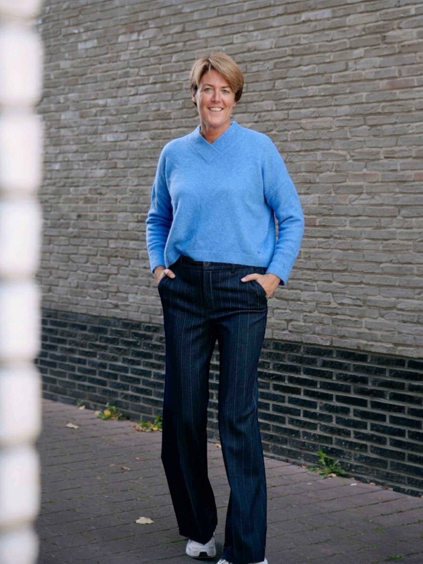 Lalotti- Blauwe stretch broek met fijne krijtstreep ODELIA MILANO