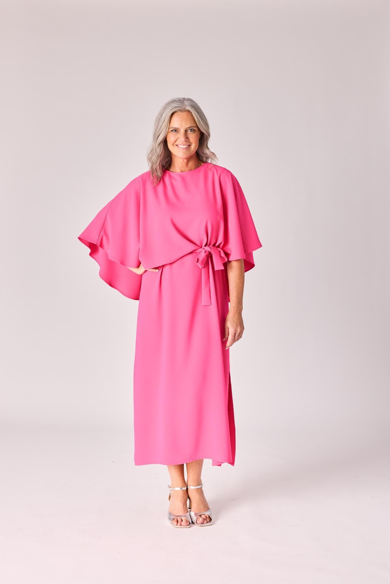 Lalotti - CAMILLA MOUWLOZE JURK MET AFNEEMBARE CAPE - PINK