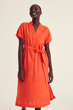 Afbeelding in Gallery-weergave laden, Oranje midi-jurk MAAIKE met V-hals, korte mouwen en split - Terre Bleue
