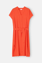 Afbeelding in Gallery-weergave laden, Oranje midi-jurk MAAIKE met V-hals, korte mouwen en split - Terre Bleue
