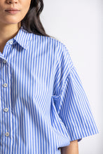 Afbeelding in Gallery-weergave laden, Blauw-wit gestreepte bloes HOLIDAY met korte mouw en stroplint - Gigue
