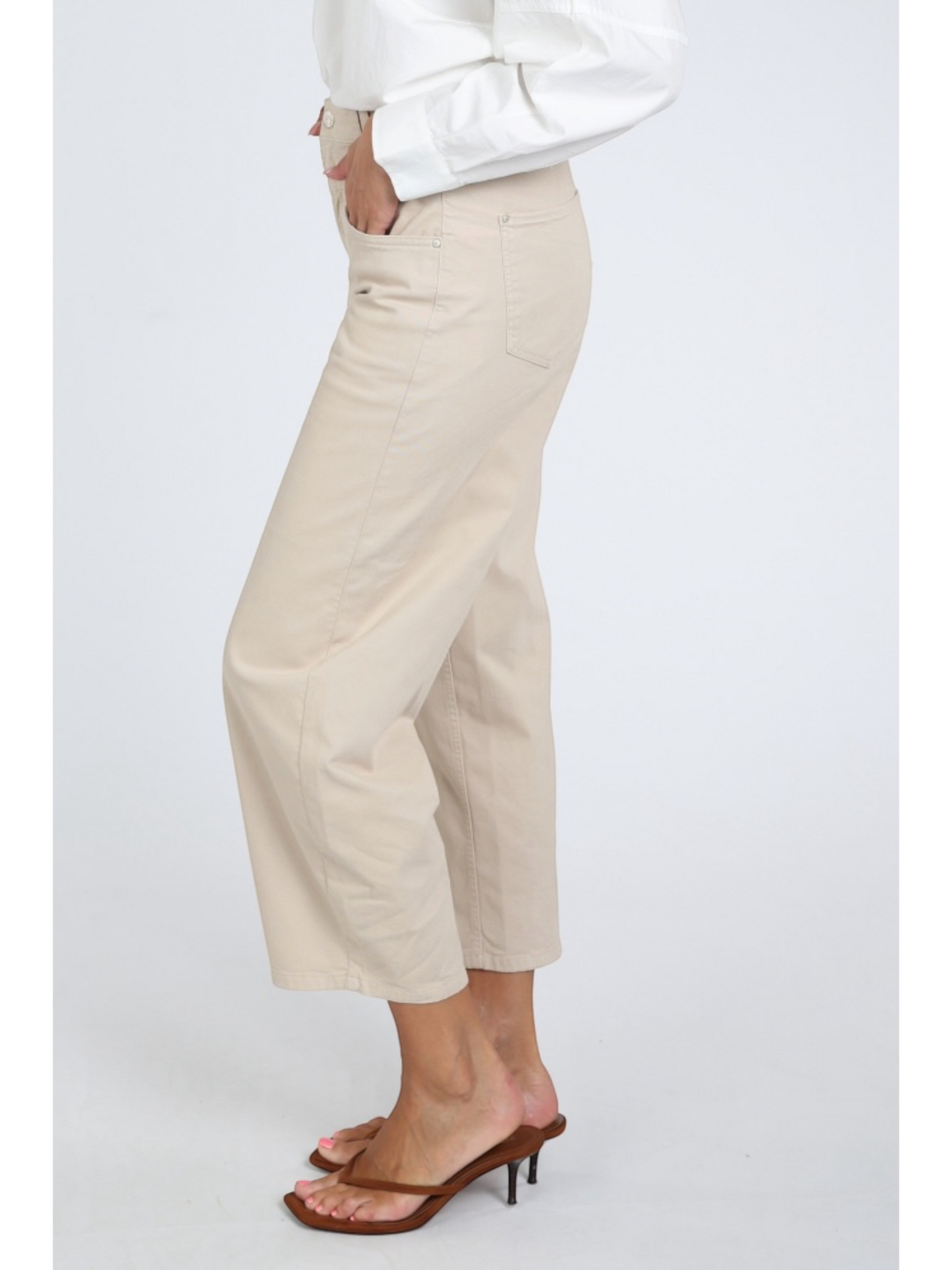 Cambio - zandkleurige barrel fit jeans model Odele