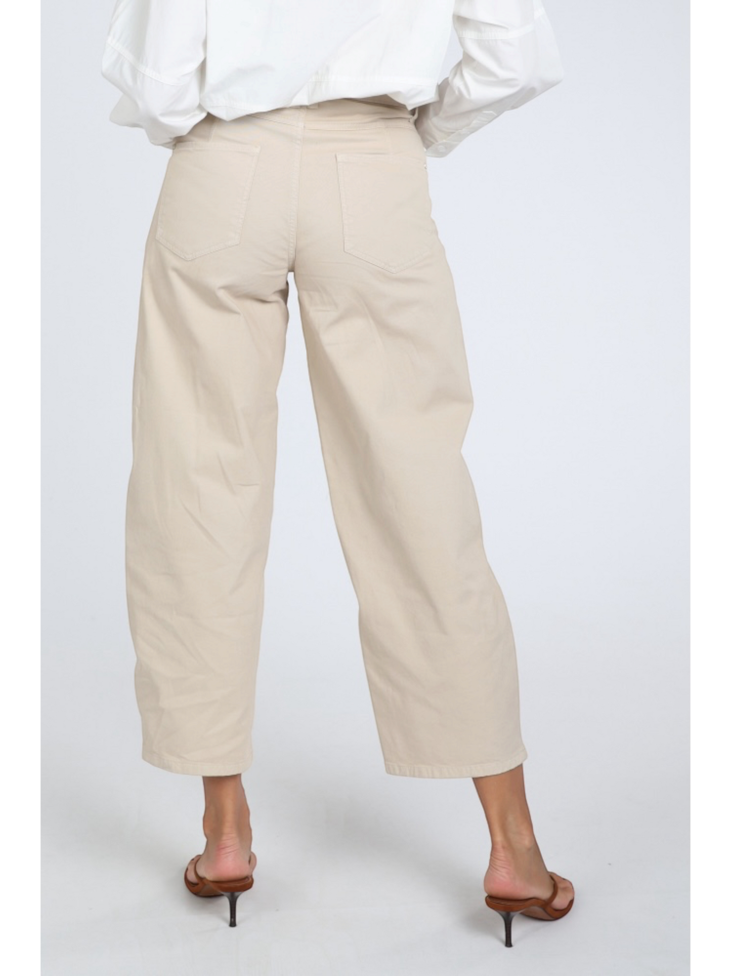 Cambio - zandkleurige barrel fit jeans model Odele