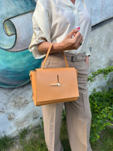 Afbeelding in Gallery-weergave laden, Handtas BLONDIE camel - Mondieux Madame
