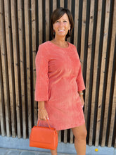 Afbeelding in Gallery-weergave laden, Kort oranje kleedje in fijn ribfluweel Blue Bay ( LAURIE)
