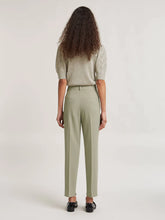 Afbeelding in Gallery-weergave laden, Chino ALIX  in soft khaki - Beaumont
