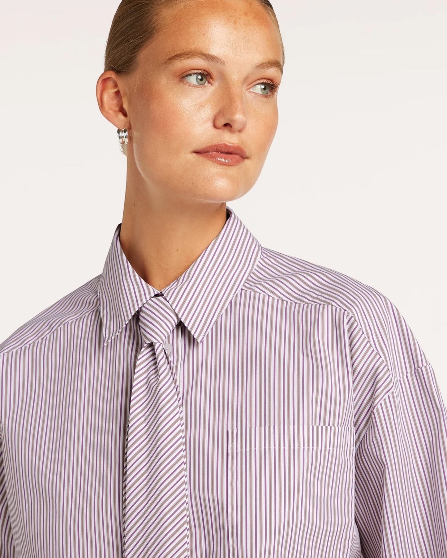Beaumont Jessica blouse Dark Berry – gestreepte blouse met afneembare strik/das