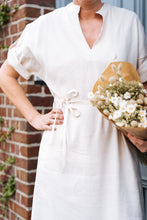 Afbeelding in Gallery-weergave laden, Lange beige jurk MINTE met V-hals, taillelint en korte mouw - Terre Bleue

