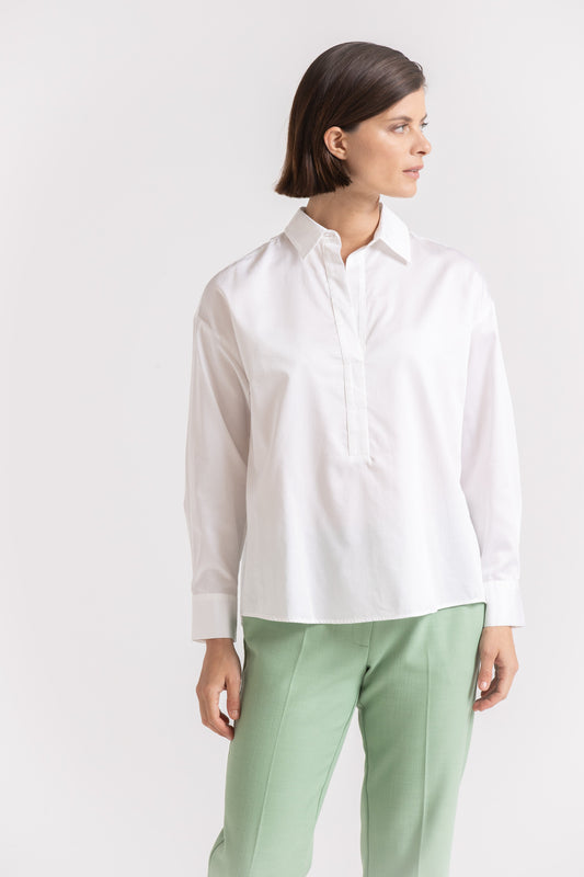 Witte blouse met hemdkraag en V-hals