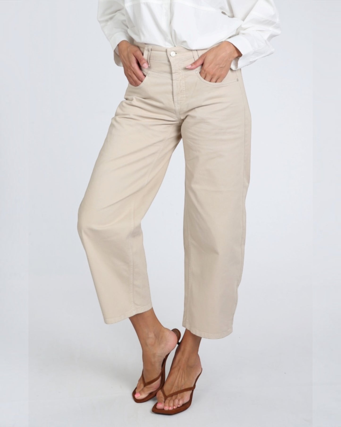 Cambio - zandkleurige barrel fit jeans model Odele