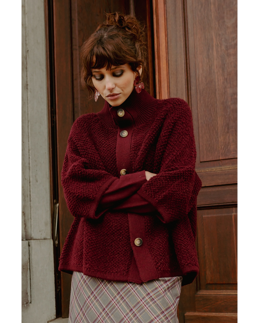 More Than That Cape Gabrielle Bordeaux | Gebreide Cape met Knopen