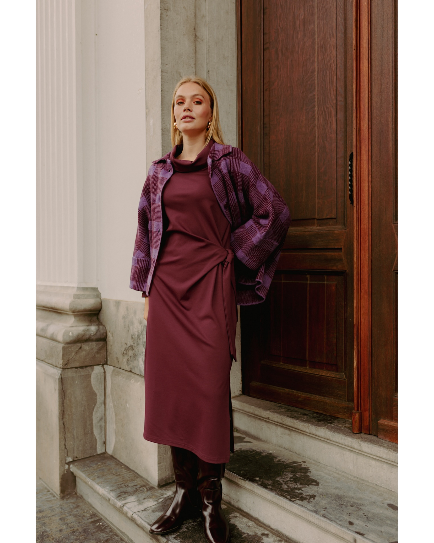 More Than That Jurk Bima Bordeaux | Elegante Midi Jurk met Strikceintuur