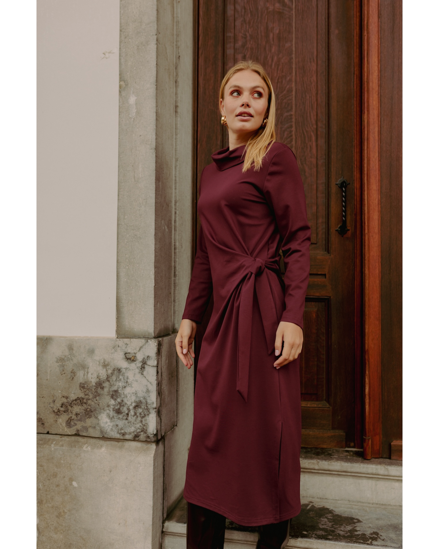 More Than That Jurk Bima Bordeaux | Elegante Midi Jurk met Strikceintuur