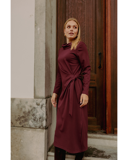 More Than That Jurk Bima Bordeaux | Elegante Midi Jurk met Strikceintuur
