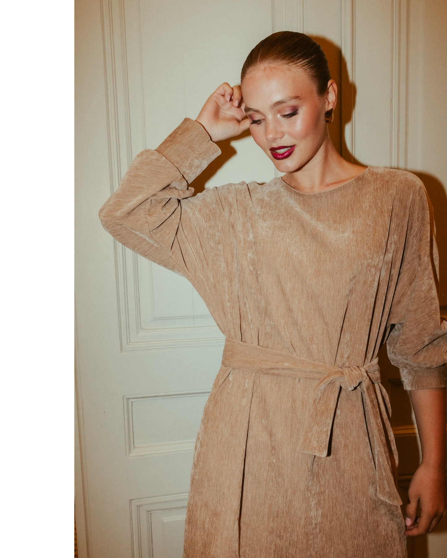 More Than That Jurk Nanon Beige | Elegante Midi Jurk met Strikceintuur