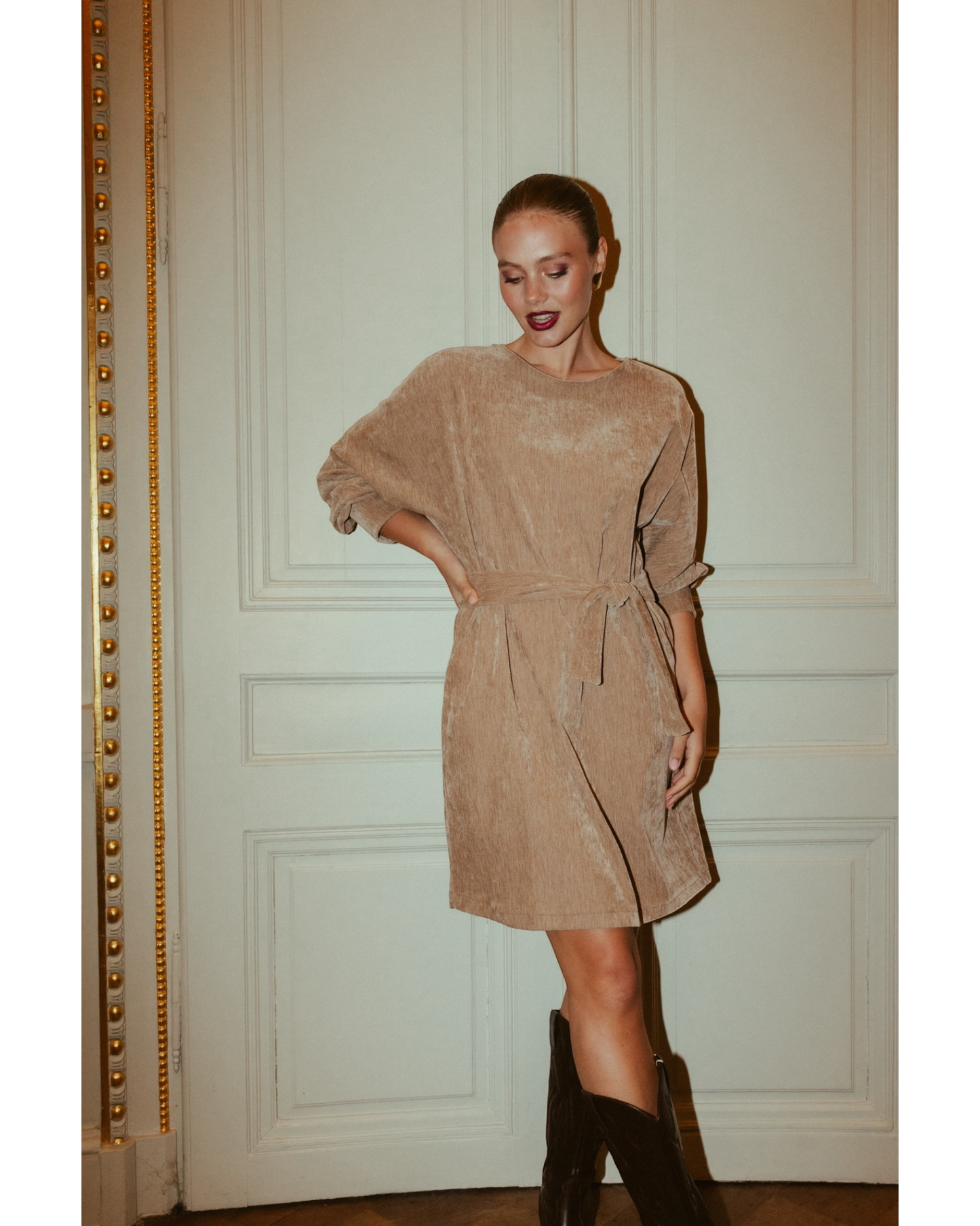 More Than That Jurk Nanon Beige | Elegante Midi Jurk met Strikceintuur