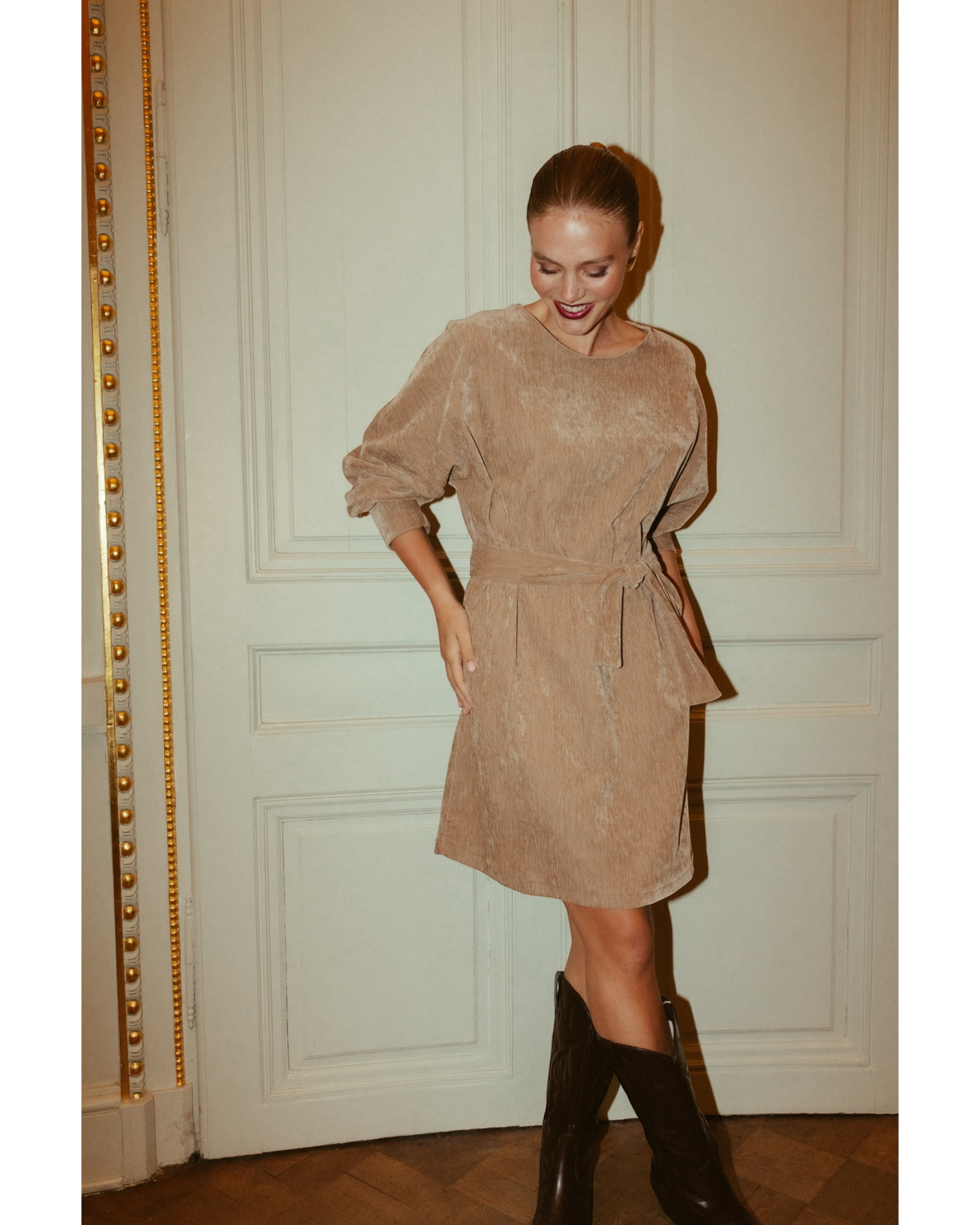 More Than That Jurk Nanon Beige | Elegante Midi Jurk met Strikceintuur