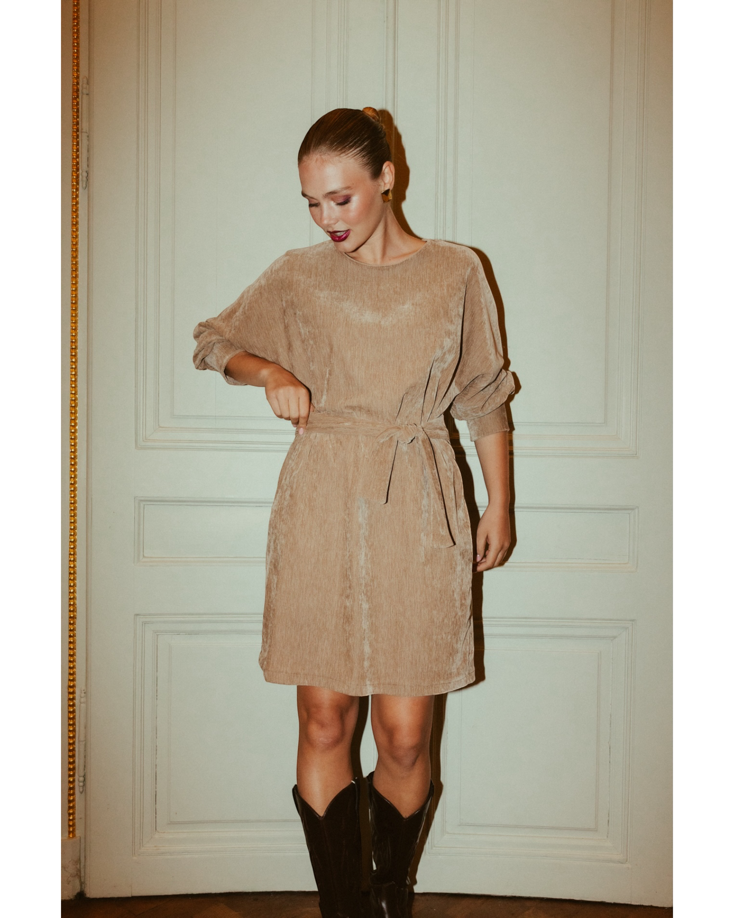 More Than That Jurk Nanon Beige | Elegante Midi Jurk met Strikceintuur