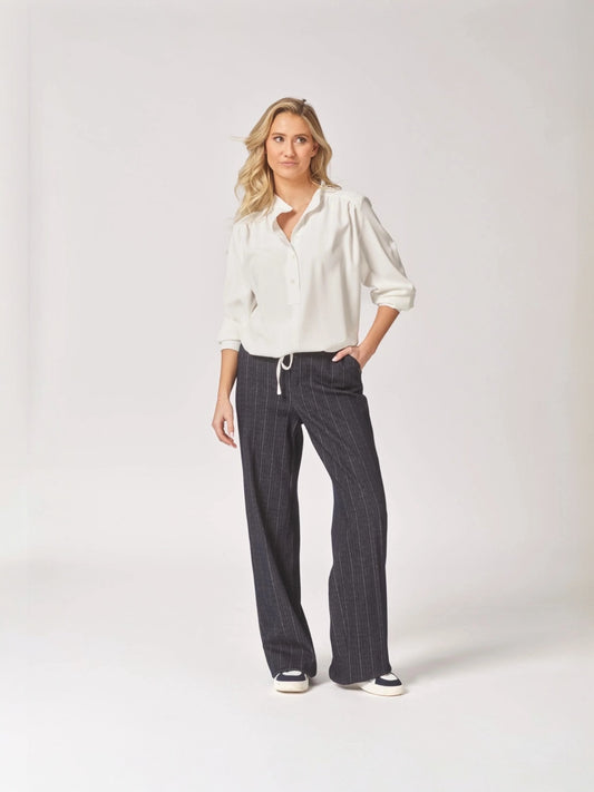 Lalotti- Blauwe stretch broek met fijne krijtstreep ODELIA MILANO