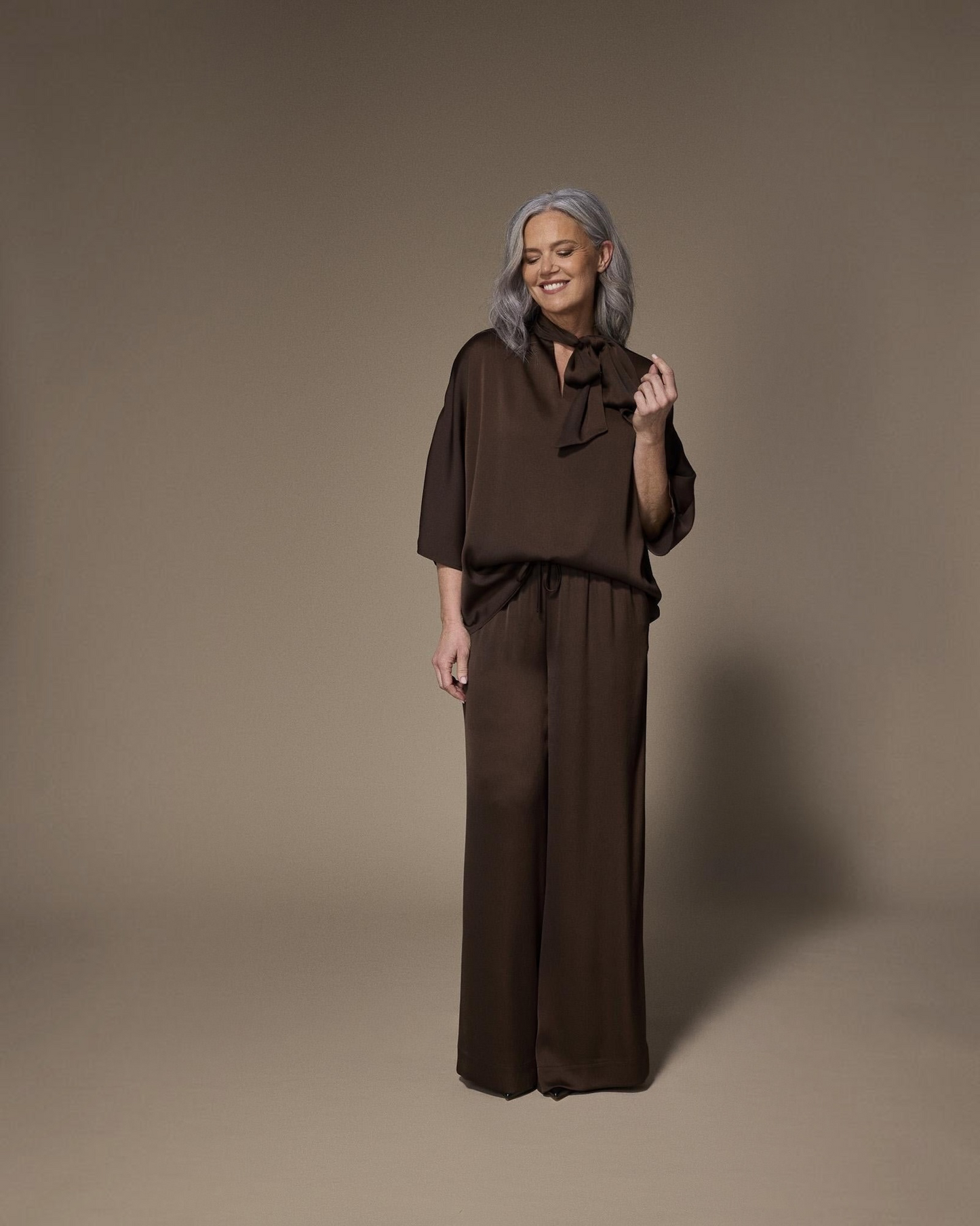 Gala Satijnen Blouse Bruin met Strik – Lalotti