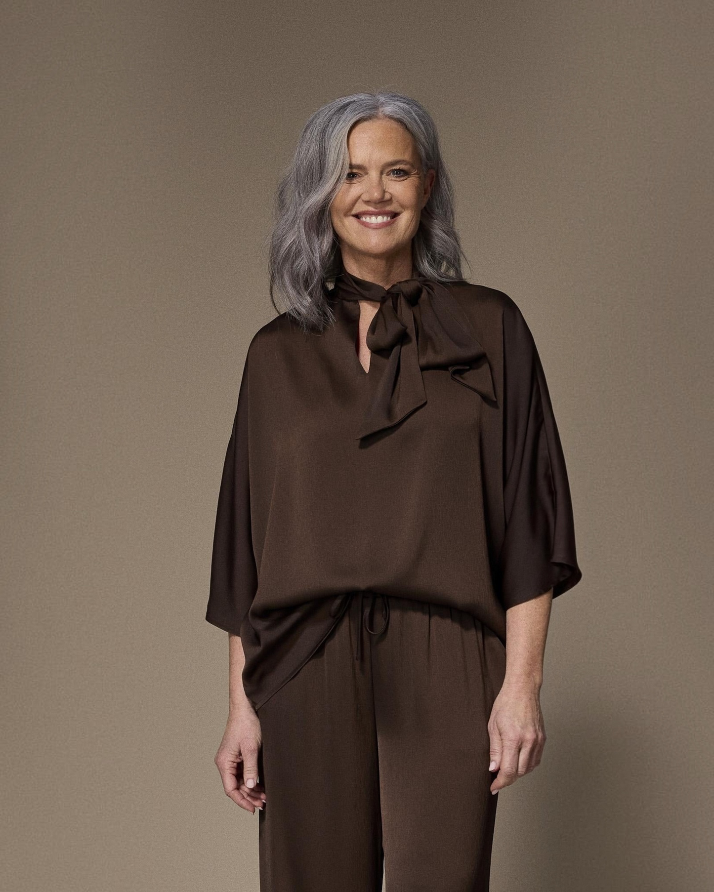 Gala Satijnen Blouse Bruin met Strik – Lalotti