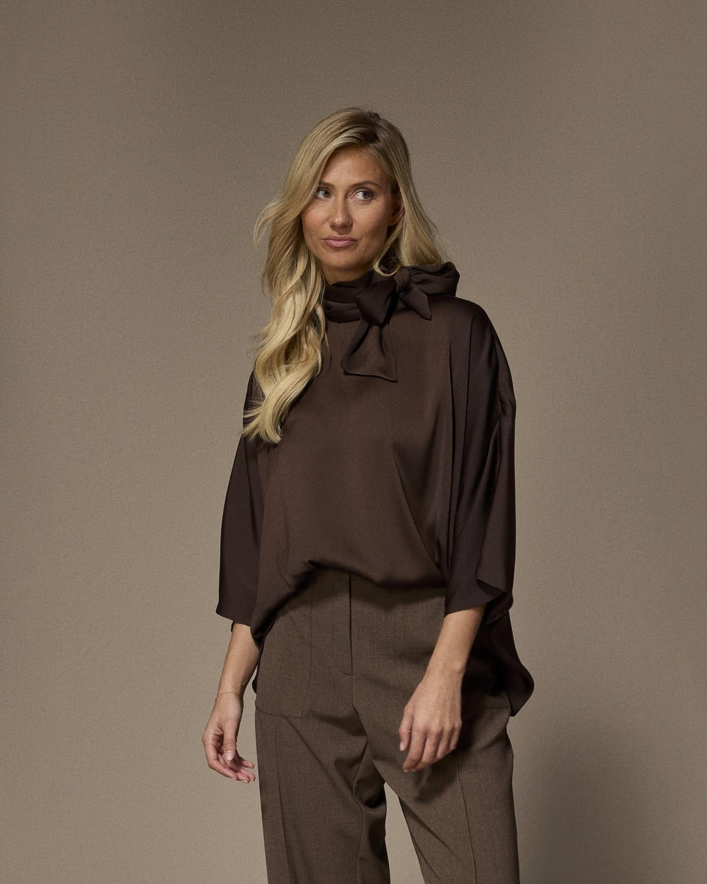 Gala Satijnen Blouse Bruin met Strik – Lalotti