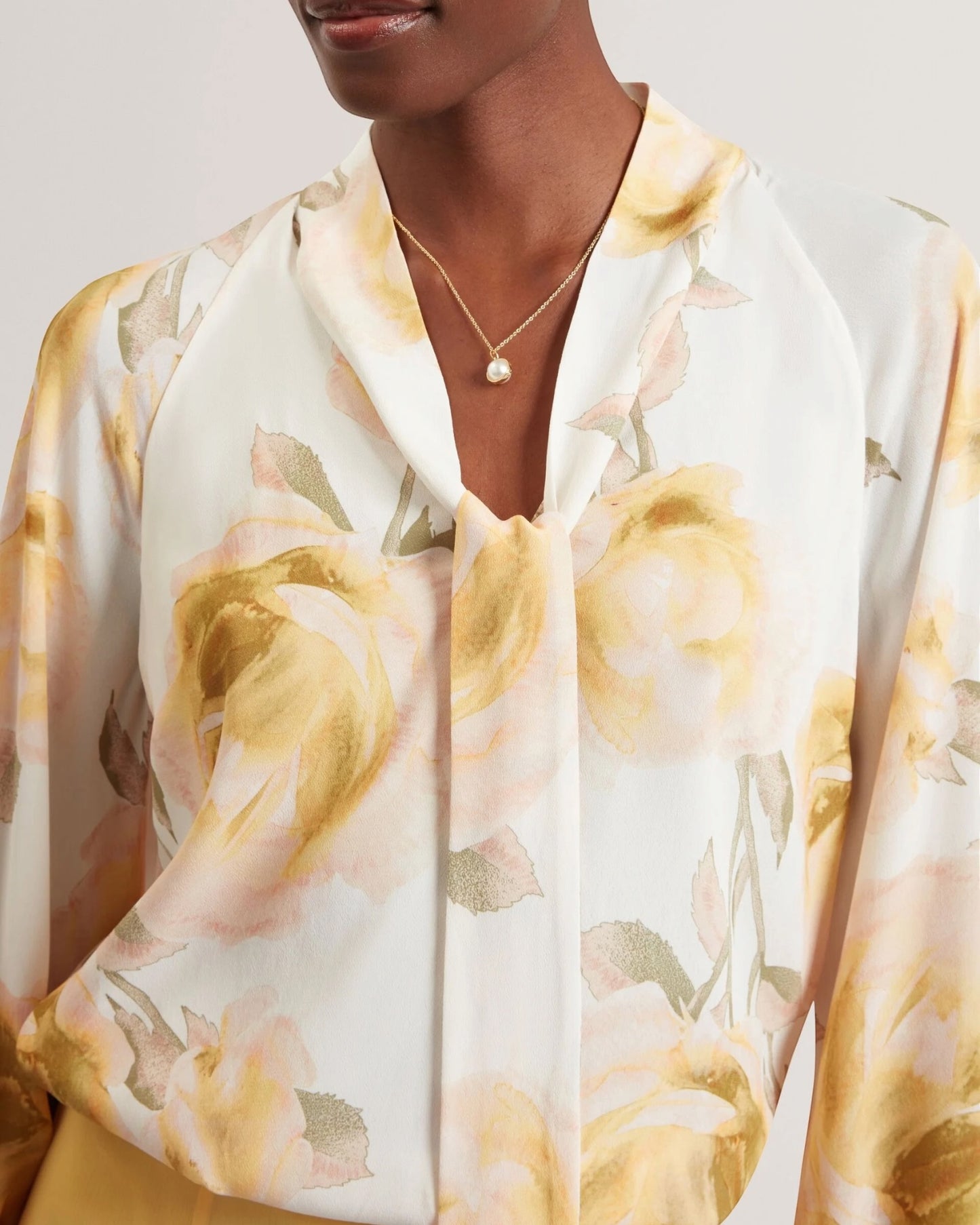 Ted Baker Randia blouse ivoor met rozenprint en strik