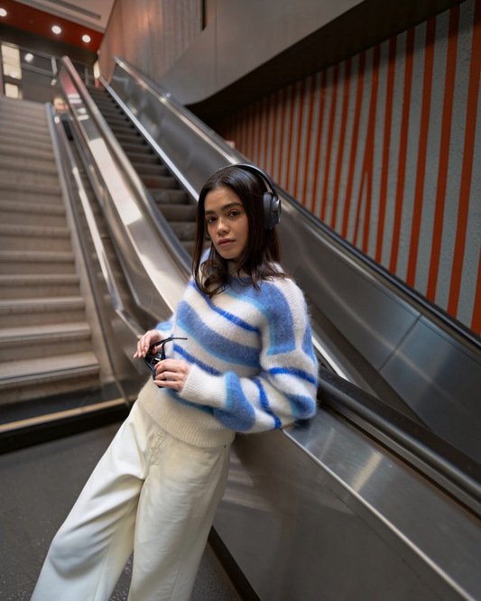 TWNS Kale Pullover Ice – Zachte gestreepte trui in wit en blauw