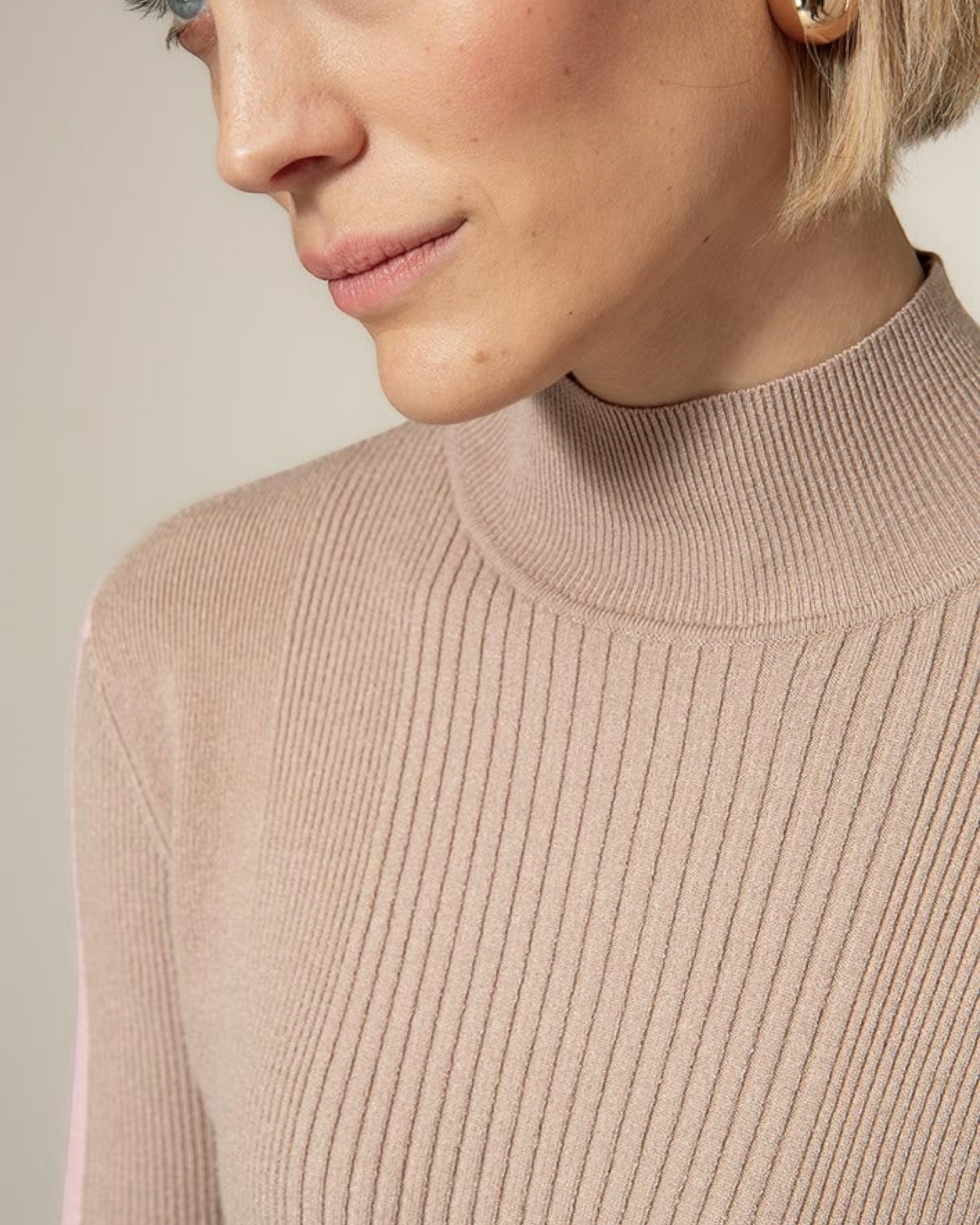 Catnoir trui met opstaande kraag in taupe & roze