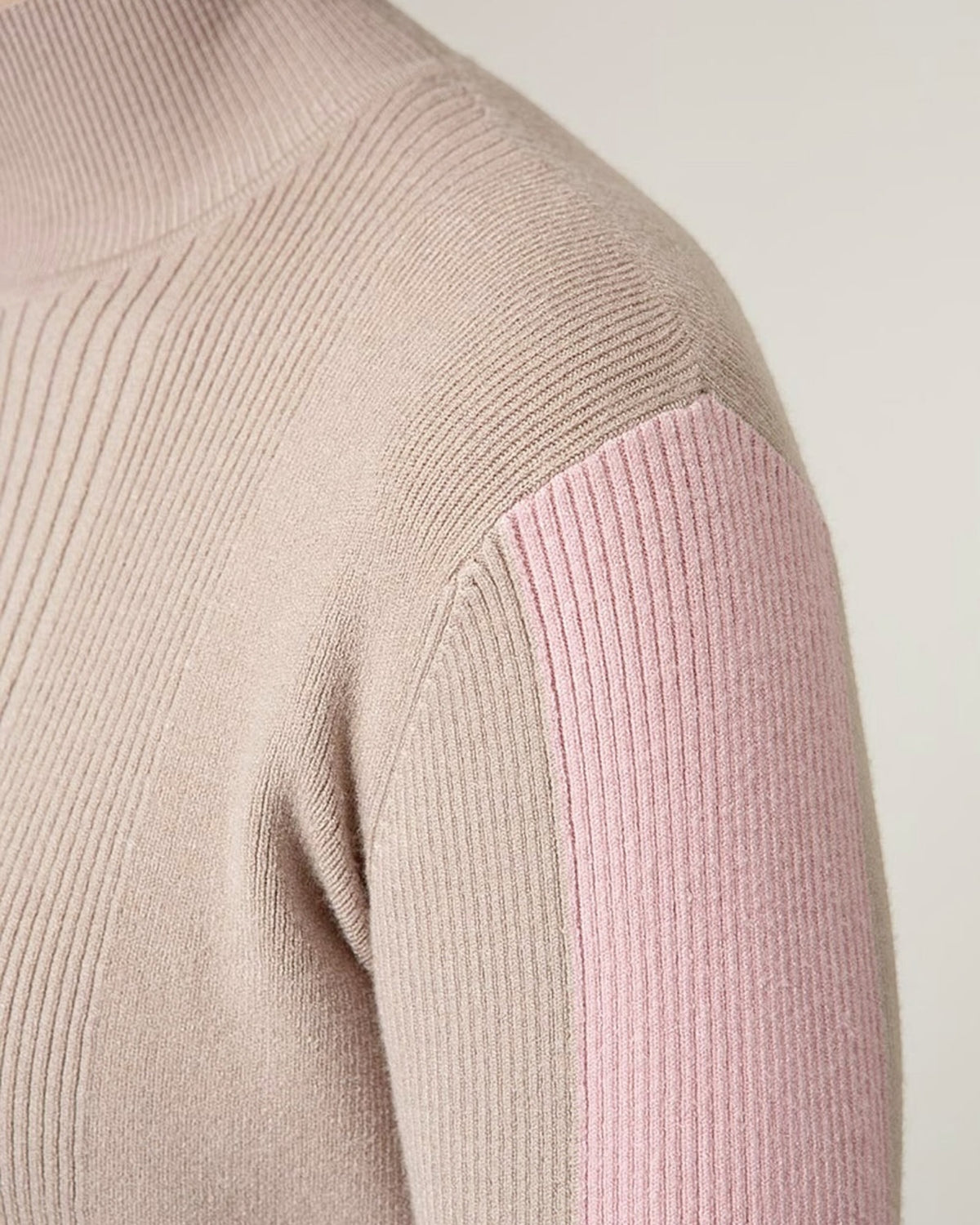 Catnoir trui met opstaande kraag in taupe & roze