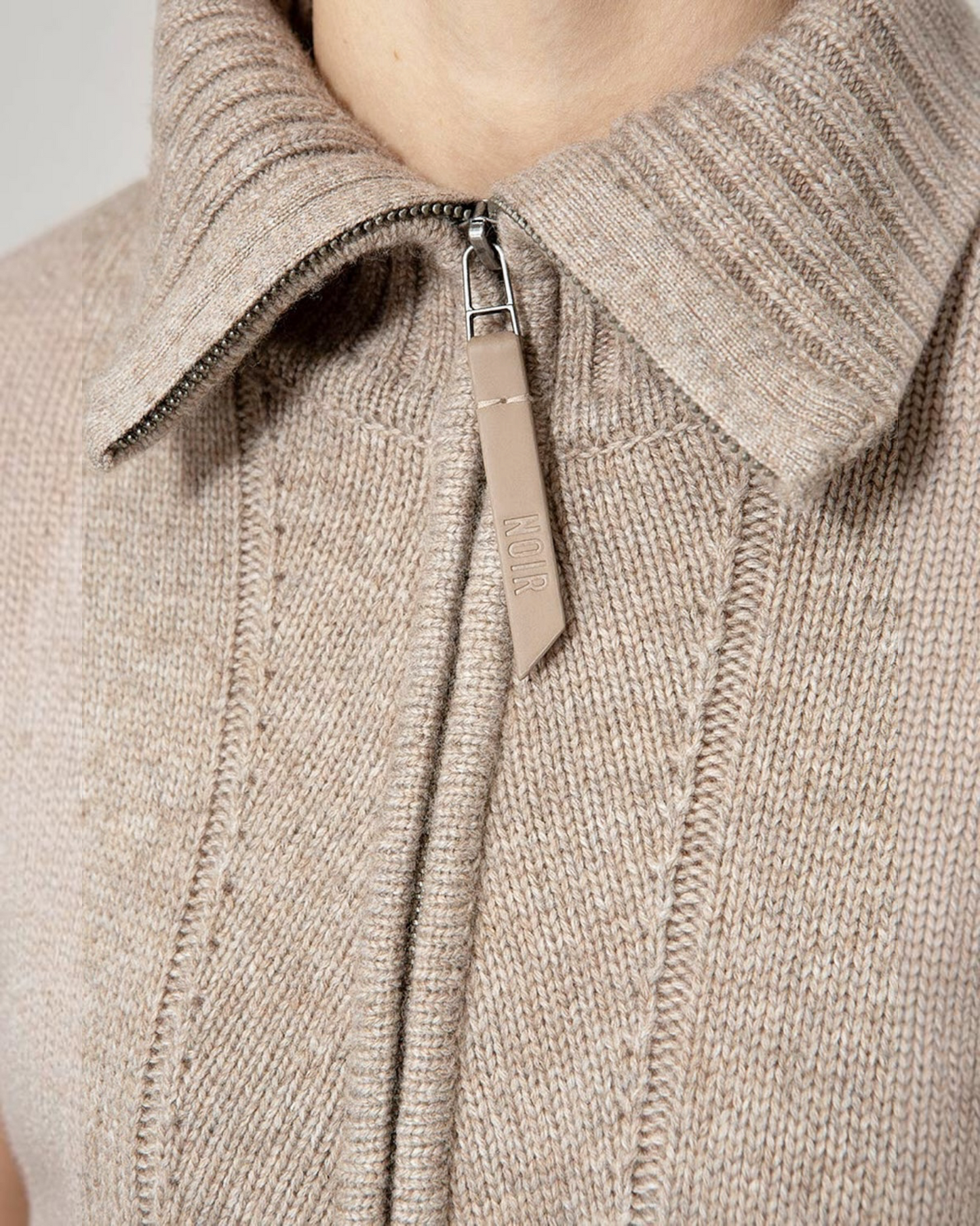 Catnoir trui in taupe met roze detail