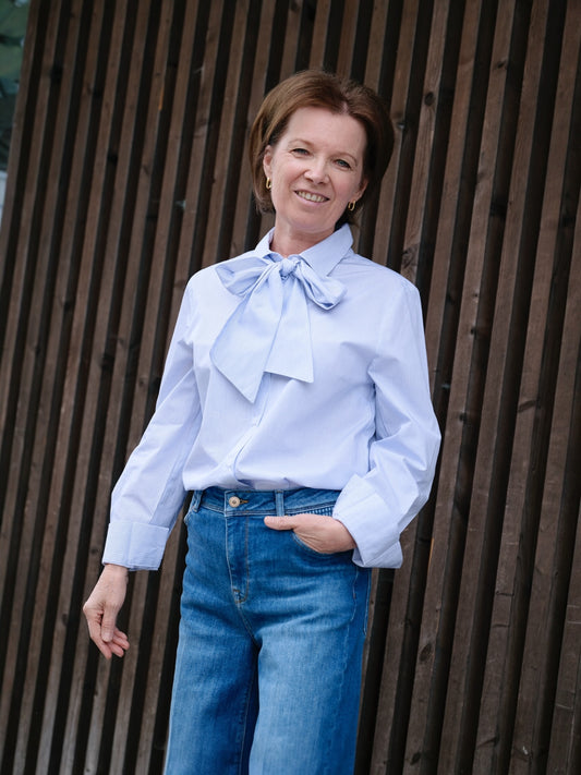 Blue Bay - Blauw wit gestreepte bloes met strik Gloria