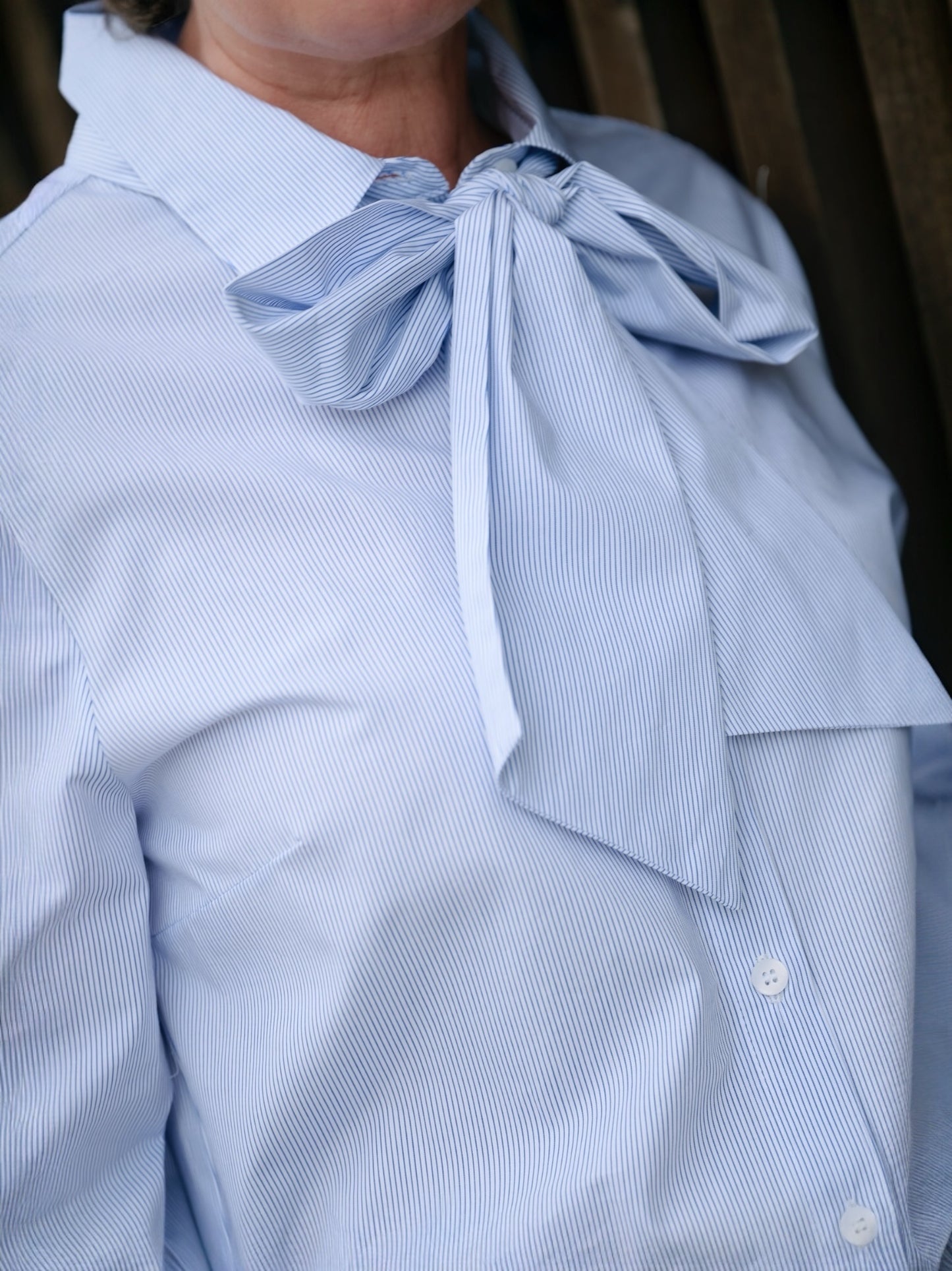 Blue Bay - Blauw wit gestreepte bloes met strik Gloria