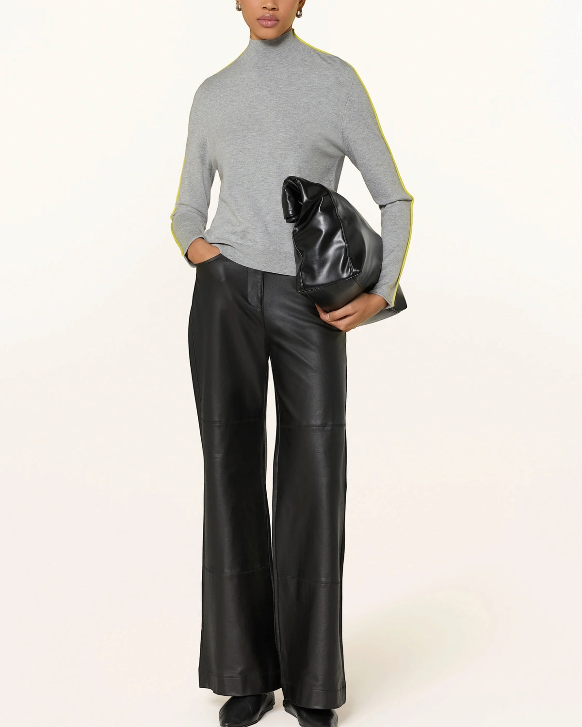 Catnoir grijze pull met opstaande kraag en contrastbies geel