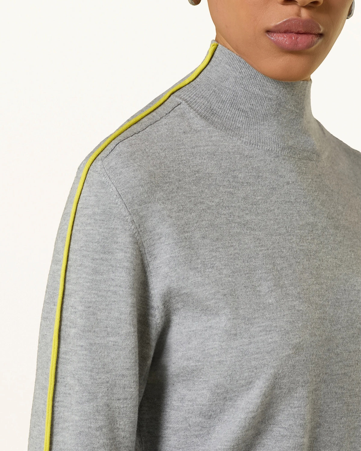 Catnoir grijze pull met opstaande kraag en contrastbies geel