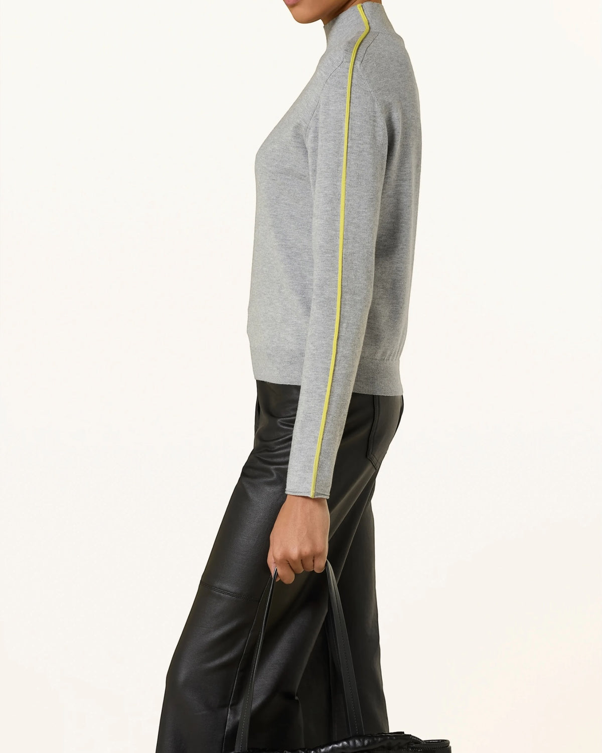 Catnoir grijze pull met opstaande kraag en contrastbies geel