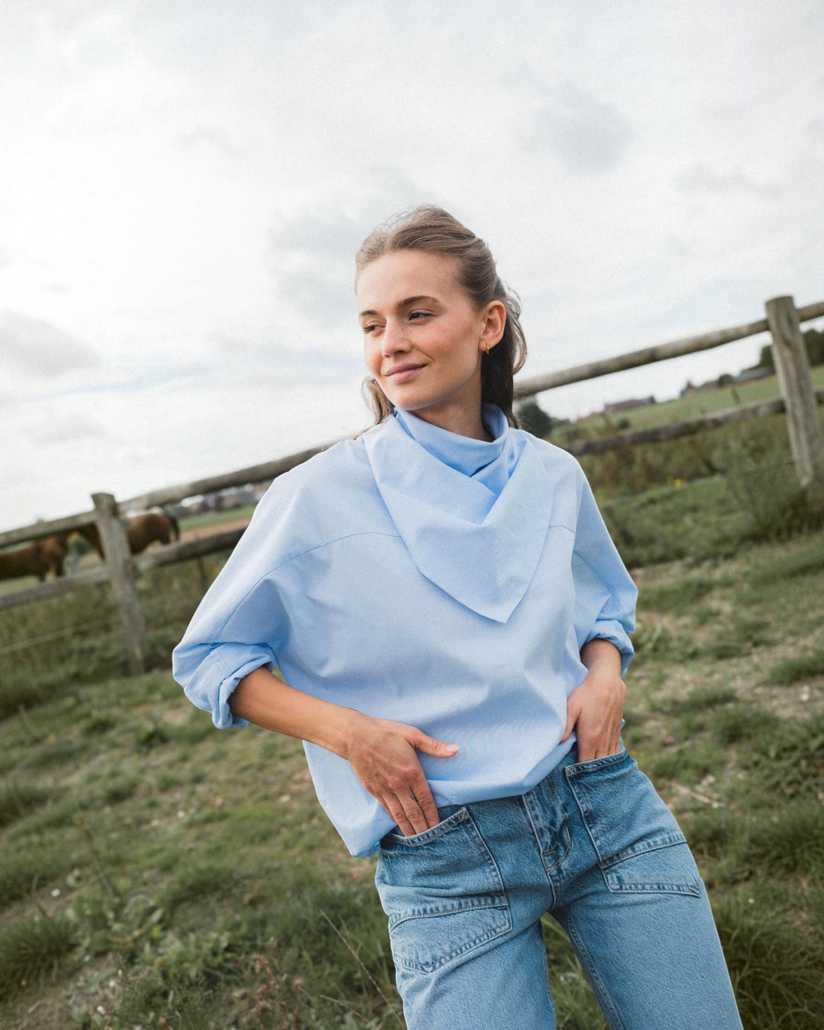 Dou Doun Berlin blouse lichtblauw met sjaaltje