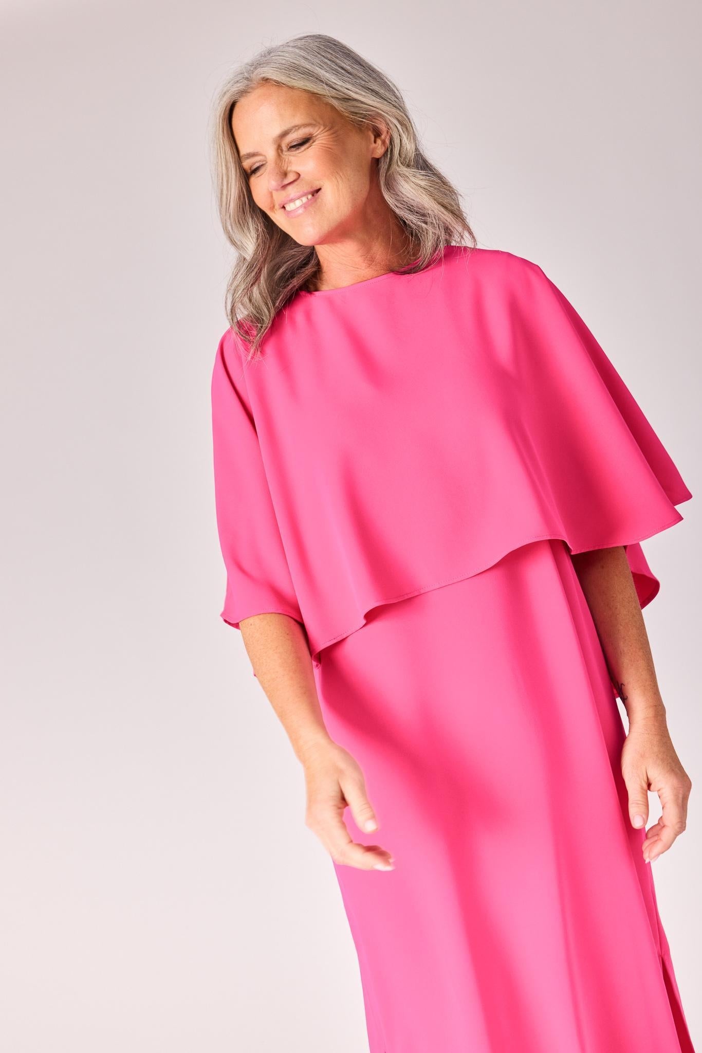 Lalotti - CAMILLA MOUWLOZE JURK MET AFNEEMBARE CAPE - PINK