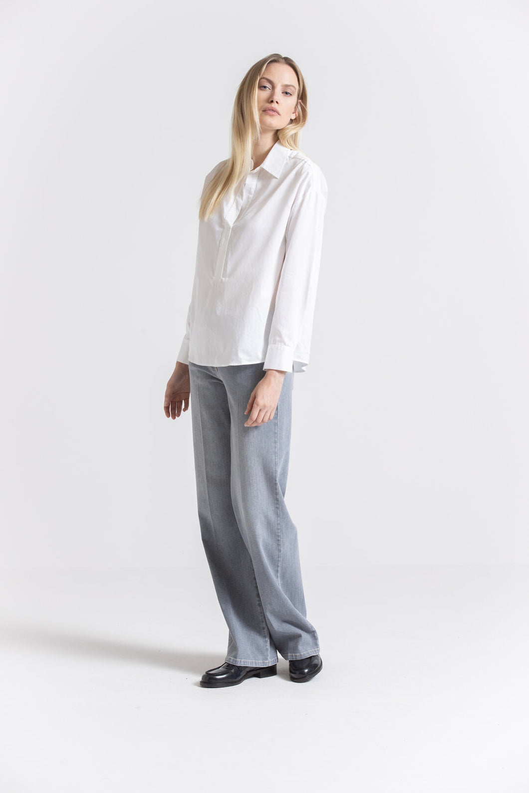Witte blouse met hemdkraag en V-hals