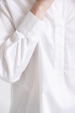 Afbeelding in Gallery-weergave laden, Witte blouse met hemdkraag en V-hals
