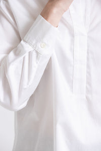 Witte blouse met hemdkraag en V-hals