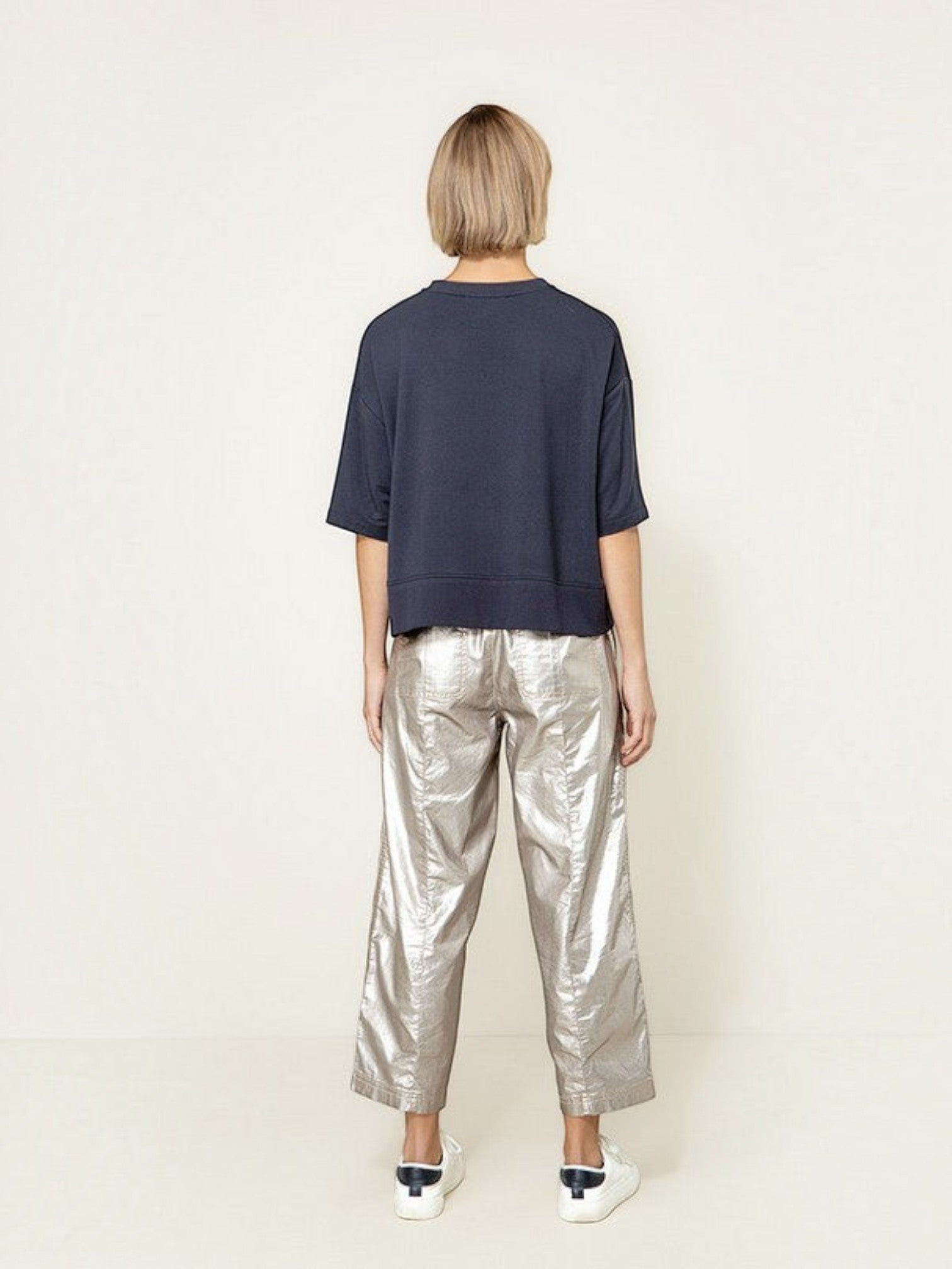 Achterkant van een donkerblauw oversized T-shirt van webshop Isabelle Fashion gecombineerd met een zilveren broek.