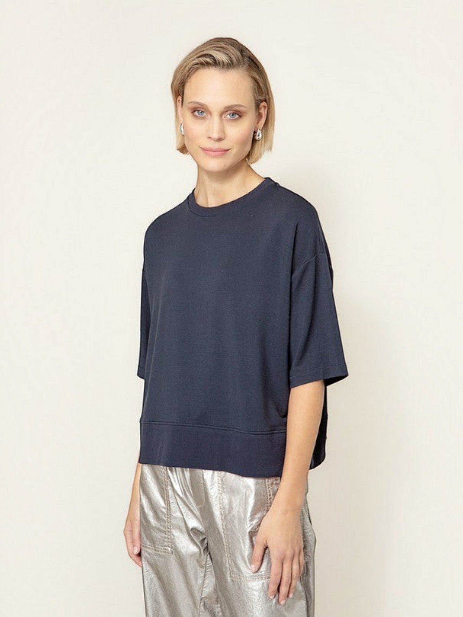 Model draagt een donkerblauw oversized T-shirt van webshop Isabelle Fashion met korte mouwen en een ronde hals.